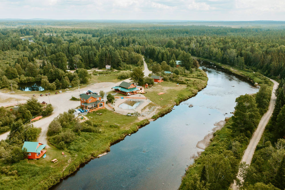 Offrez-vous un moment de détente unique avec notre hébergement en forêt, en pleine nature boréale, hébergement au bord de l'eau, Contactez-nous