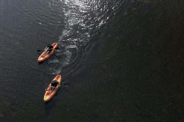 Descente de kayak en famille ou entre amis en nature au Québec