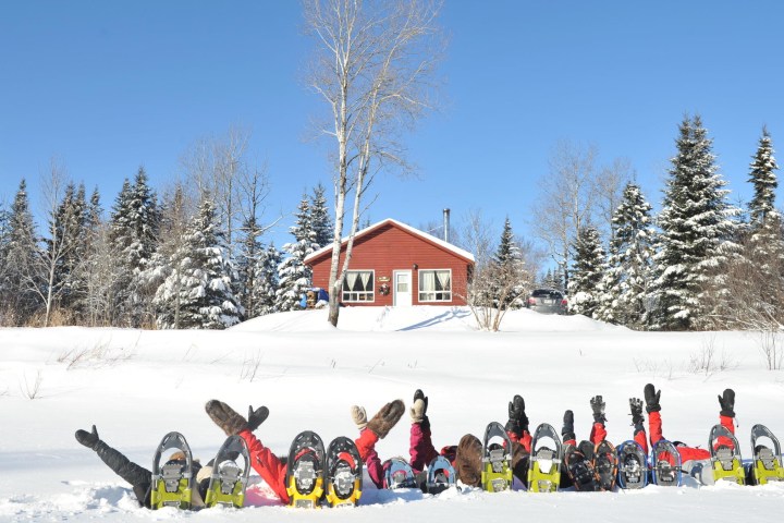 Location de raquette pour la famille en nature au Québec