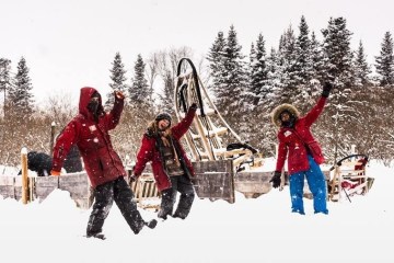 Activité de traineau à chiens en famille en nature au Québec