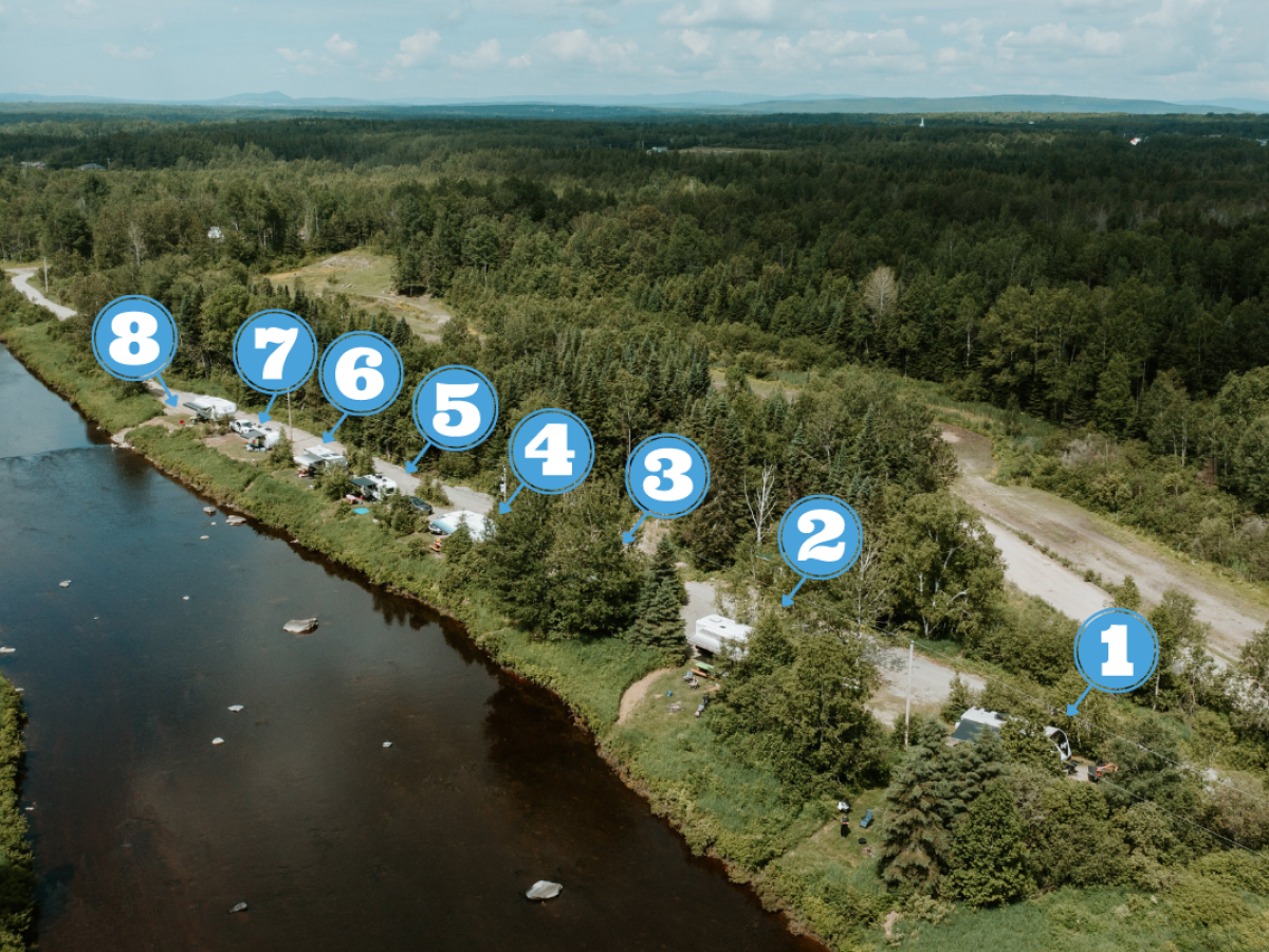 Camping en nature sur le bord de l'eau au Québec